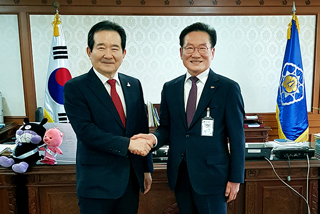 ▲ 최기문 영천시장이 21일 정세균 국무총리를 만나 긴급현안을 건의했다.ⓒ영천시