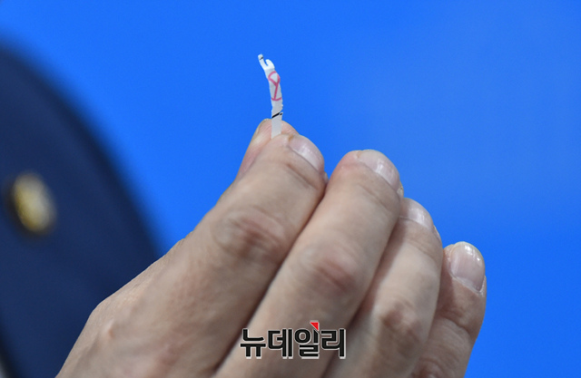 ▲ 민경욱 미래통합당 의원이 입수했다고 주장하는 '투표용지 조각'. 기표된 흔적이 선명하게 보인다.ⓒ이종현 기자