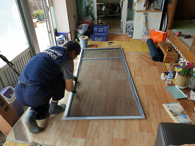 ▲ 영양군은 찾아가는 방충망 보수사업을 시행하고 있다.ⓒ영양군