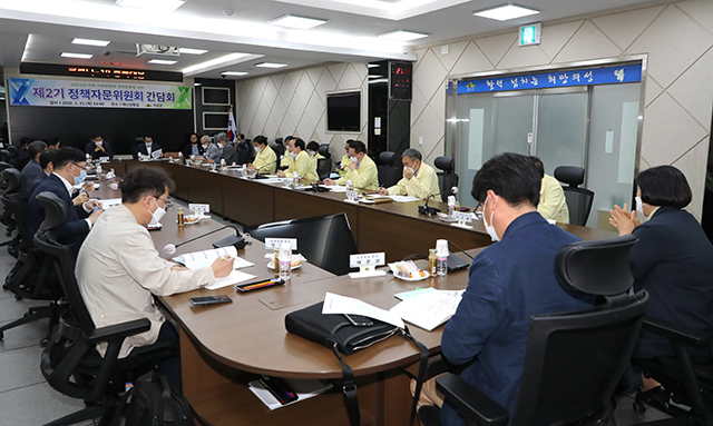 ▲ 의성군은 정책자문위원회를 개최하고 코로나19 이후 사회변화와 정책방향을 논의했다.ⓒ의성군