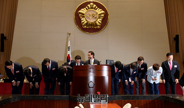 ▲ 주호영 미래통합당 당대표 권한대행 겸 원내대표, 원내부대표단과 정책위의장단이 21일 오전 국회에서 열린 '미래통합당 당선자 워크숍'에서 인사하고 있다.ⓒ박성원 기자