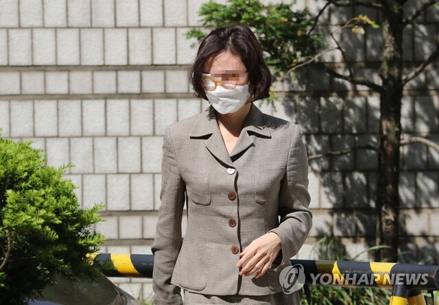 ▲ 자본시장과 금융투자업에 관한 법률 위반 등의 혐의로 기소된 된 조국 전 법무부 장관의 부인 정경심 동양대 교수가 21일 오전 서울 서초구 서울중앙지법에서 열린 속행공판에 출석하기 위해 법정으로 향하고 있다. ⓒ연합뉴스