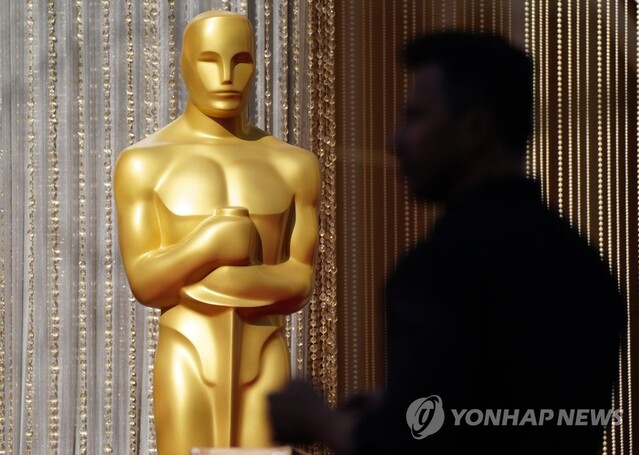 ▲ 미국 로스앤젤레스 돌비극장 앞 레드카펫 현장에 대형 오스카 트로피 모형이 세워져 있는 모습. ⓒ연합뉴스