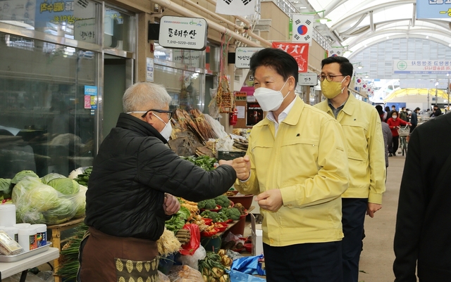 ▲ 성주군은 코로나19 확산으로 위축된 지역경제에 희망을 불어 넣기 위한 경제활성화 대책으로 Again 성주! 희망경제 팡팡! 프로젝트를 범군민운동으로 추진한다고 밝혔다.ⓒ성주군