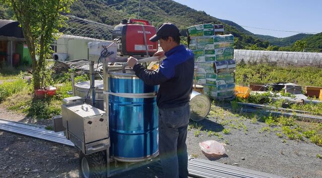 ▲ 달성군(군수 김문오)은 고품질 벌꿀 생산을 위한 저장고 보급 사업으로 관내 양봉농가 26호에 총 200개의 스테인리스 벌꿀 저장고를 보급했다.ⓒ달성군