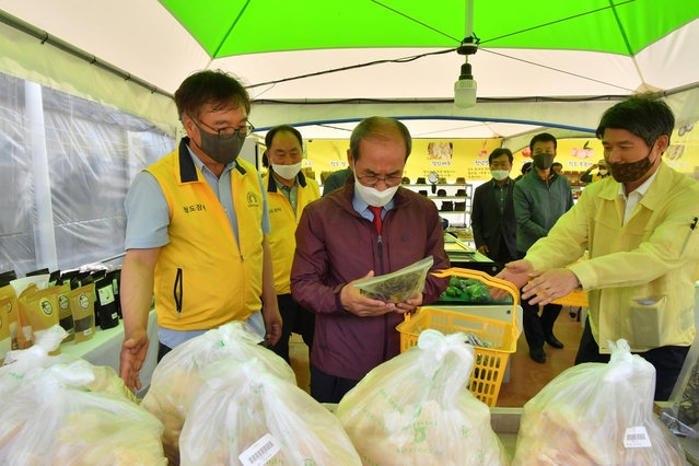 ▲ 이승율 청도군수가 청도장터를 찾아 농산물을 살펴보고 있다.ⓒ청도군