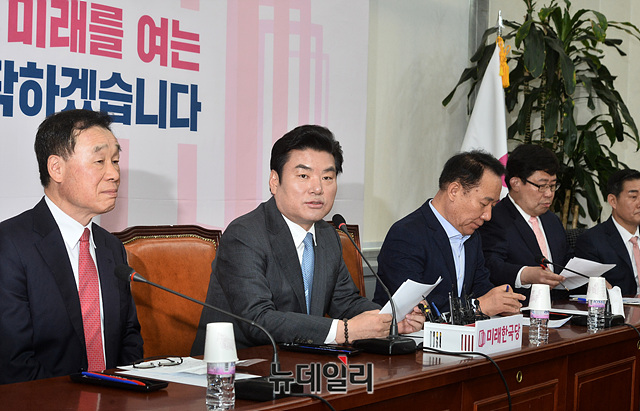 ▲ 원유철(가운데) 미래한국당 대표가 22일