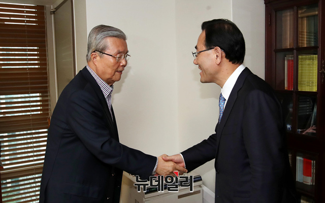 ▲ 주호영 미래통합당 원내대표가 22일 서울 종로구 김종인 전 통합당 총괄선거대책위원장을 사무실을 찾아 인사를 나누고 있다. ⓒ이종현 기자