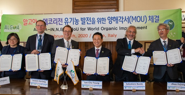 ▲ 이차영군수가 지난 2월 유럽을 방문해 유럽 에코 리전과 협역을 맺는 모습.ⓒ괴산군