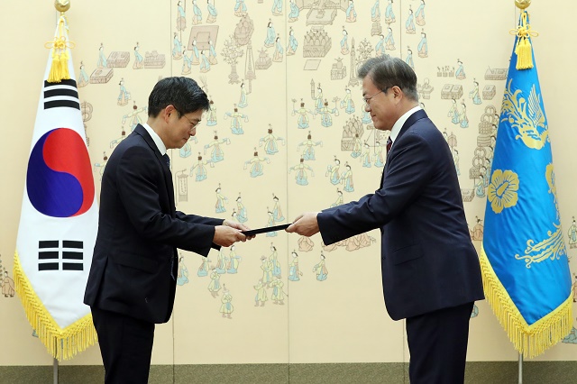 ▲ 문재인 대통령이 22일 오후 청와대에서 이승택 신임 중앙선거관리위원회 위원에게 임명장을 수여하고 있다. ⓒ뉴시스