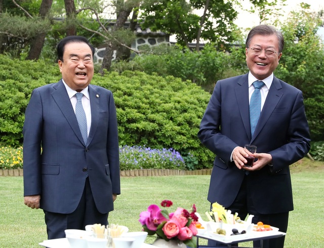 ▲ 문희상(좌) 국회의장과 문재인 (우) 대통령이 21일 저녁 4부요인 초청 만찬회에 참석한 모습. ⓒ국회