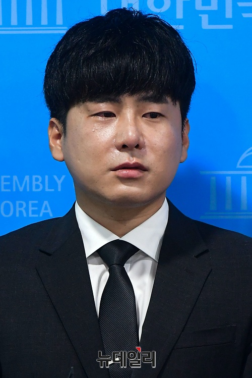 ▲ 눈물을 흘리는 구호인씨. ⓒ권창회 기자