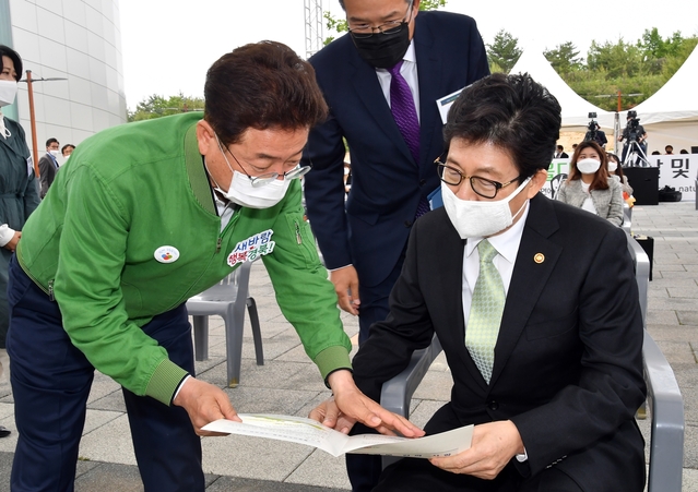 ▲ 이철우 경북도지사(왼쪽)가 조명래 환경부 장관에게 지역현안을 건의하고 있다.ⓒ경북도