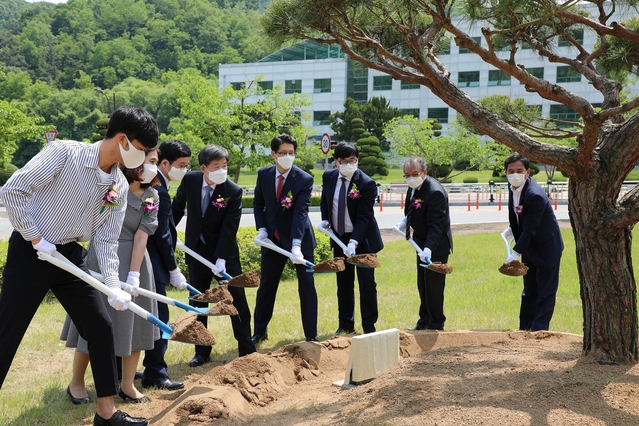 ▲ 개교기념식 이후 학생식당에서는 대학 측에서 마련한 ‘금오 생일상’이 무료로 제공됐으며, 본관 앞 잔디밭에서 ‘개교 40주년 기념 식수’행사도 진행됐다.ⓒ금오공대