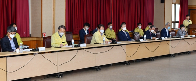 ▲ 대구시는 지난 21일 대구시청 본관 대회의실에서 제3차 비상경제대책회의(공동의장 권영진 대구시장, 이재하 대구상의 회장)를 개최했다.ⓒ대구시