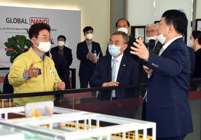 ▲ 이철우 경상북도지사가 21일 ㈜나노 LNG발전소 탈질필터 신제품 생산라인 준공식에 참석해 준공라인을 살펴보고 있다.ⓒ경북도