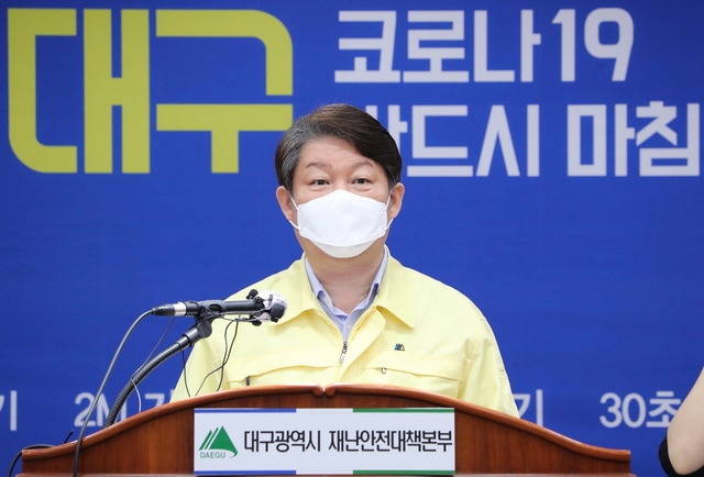 ▲ 권영진 대구시장이 23일 오전 대구시청에서 언론브리핑을 통해 “어제(22일) 하루 추가된 확진자 A씨(# 11146)는 19세 남성(달서구 이곡동)으로 20일 아침부터 콧물, 가래 증상이 있었으며, 서울 확진자인 지인 B씨(# 11142)의 대구 방문 시 접촉자로 분류돼 21일 검사를 시행한 결과, 22일에 최종 확진 판정을 받았다”고 밝혔다.ⓒ대구시