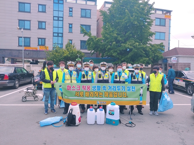 ▲ 칠곡군 교통행정과는 21일 왜관북부정류장, 왜관 남부정류장에서 개인택시 칠곡군지부 및 모범운전자회 회원들과 합동으로 코로나19의 조기종식을 위해 ‘생활 속 거리두기’ 캠페인을 실시했다.ⓒ칠곡군