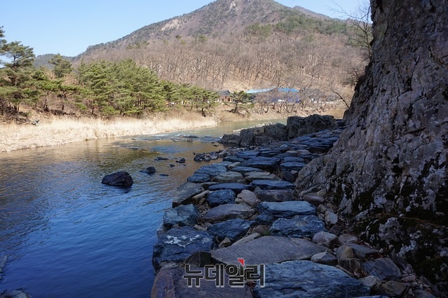 ▲ 충북 영동 반야사 앞 돌로 만들어진 월류봉 둘레길.ⓒ뉴데일리 충청본부 D/B