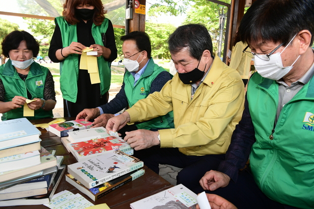 ▲ 새마을문고 김천시지부에서는 지난 21일부터 시민들이 책과 함께 휴식할 수 있도록 관내 공원 4곳에 새마을 미니문고를 운영하기로 했다.ⓒ새마을문고 김천시지부