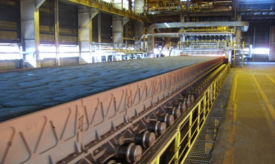 ▲ 스마트 기술이 적용된 포항제철소 3소결공장 소결기. 5가지 핵심 공정에 딥러닝 인공지능 기술을 적용해 자동제어 시스템을 구축했다.ⓒ포스코