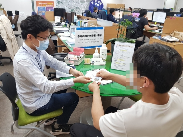 ▲ 포항시는 임시주택에 거주 중인 지진피해 이재민가구에 주거안정비를 지원했다.ⓒ포항시