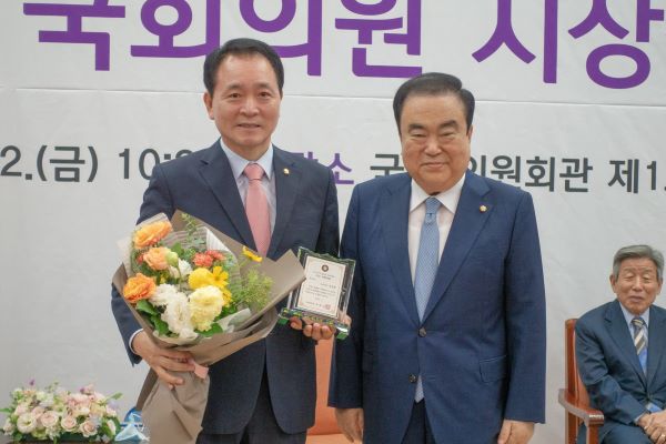 ▲ 국회 정무위원회 소속 미래통합당 성일종 의원이 ‘2019년도 입법 및 정책개발 우수 국회의원’으로 선정돼 상을 받았다.ⓒ성일종 의원실