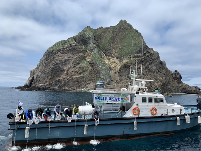 ▲ 경상북도 수산자원연구원(원장 박성환)이 지난 23일 일명 ‘독도새우’로 잘 알려진 어린 도화새우 30만 마리를 울릉·독도 해역에 방류하는 행사를 가졌다.ⓒ경북도