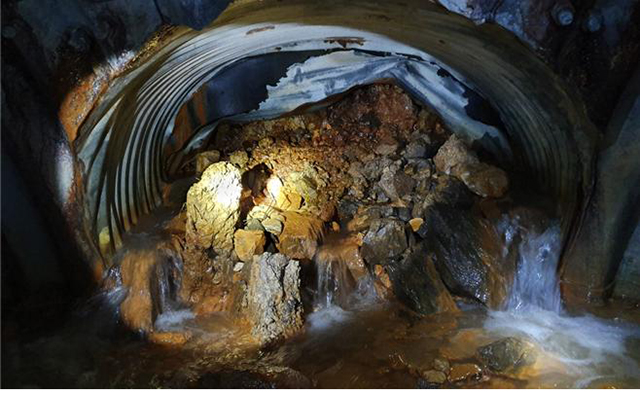 ▲ 지난해 10월 7일 발견된 포항 에스병원 근처 배수관로의 퇴적토사.ⓒ포항시