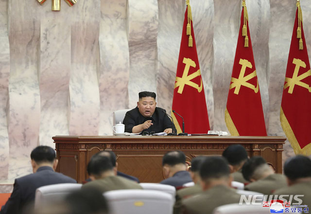 ▲ 북한 노동신문이 공개한, 노동당 중앙군사위원회 확대회의 모습. 언제인지는 밝히지 않았다. ⓒ뉴시스 AP. 무단전재 및 재배포 금지.