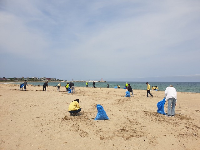 ▲ 영덕군은 ‘포스트 코로나’ 대비 청정영덕의 관광 활성화를 위한 ‘클린 & 안심 캠페인’ 영덕군 대청소의 날을 개최했다.ⓒ영덕군