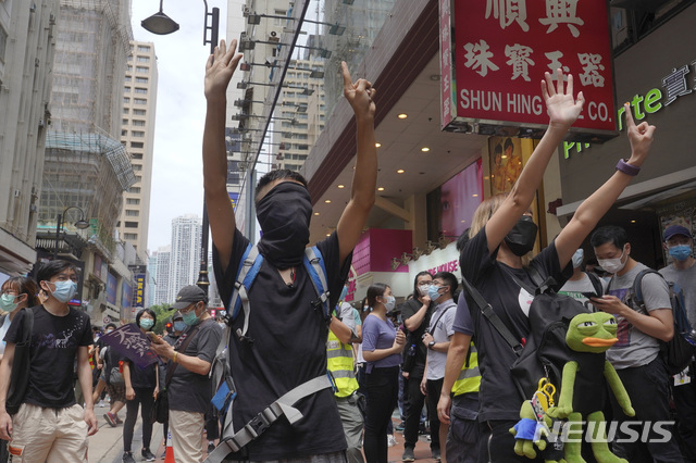 ▲ [홍콩=AP/뉴시스] 홍콩 시내 중심가에서 24일 시위 참가자들이 중국의 홍콩 국가보안법 제정에 반대하는 시위를 벌이고 있다. 이들이 펼쳐 보이고 있는 다섯개 손가락과 한개의 손가락은 