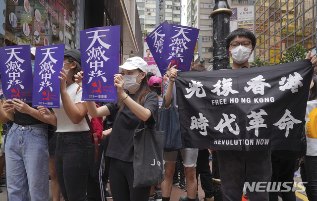 ▲ [홍콩=AP/뉴시스] 홍콩 시내 중심가에서 24일 시위 참가자 수백명이 