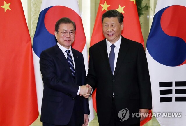 ▲ 악수하는 문재인 대통령과 시진핑 중국 국가주석.ⓒ연합뉴스