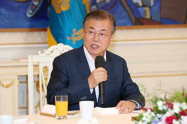 ▲ 문재인 대통령이 2018년 8월 청와대 본관 인왕실에서 여야 5당 원내대표와 오찬 간담회를 하고 있다. ⓒ뉴시스