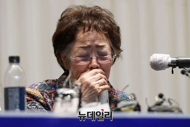 ▲ 일본군 위안부 피해자 이용수 할머니가 25일 오전 대구 수성구 인터불고 호텔에서 기자회견을 갖고 있다. ⓒ권창회 기자