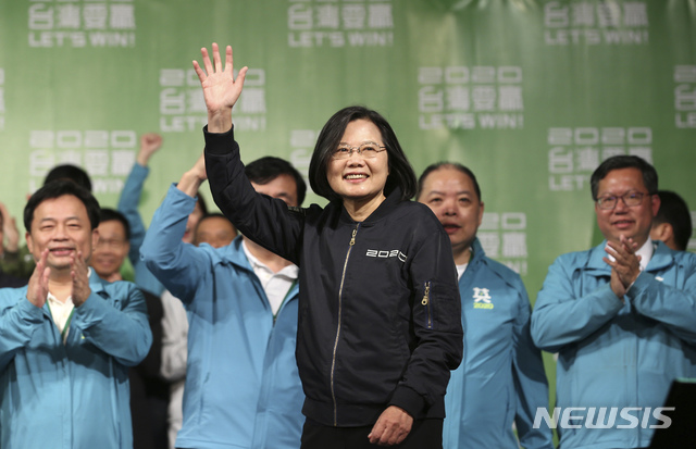 ▲ [타이베이(대만)=AP/뉴시스]지난 1월11일 대만 타이베이에서 재선에 성공한 차이잉원(蔡英文) 대만 총통이 지지자들과 함께 승리를 자축하고 있다. 차이 총통은 최근 홍콩 국가보안법 반대 시위와 관련해 홍콩 시민을 지지한다는 입장을 밝혔다.ⓒ뉴시스