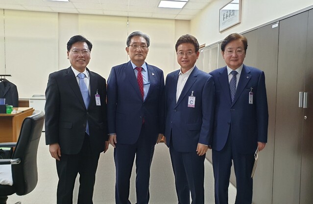 ▲ 지난 22일 이철우 지사의 청와대 방문 장면(왼쪽부터 이삼걸 전 차관, 노영민 비서실장, 이 지사, 권영세 안동시장).ⓒ경북도