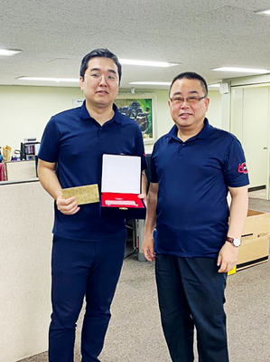 ▲ 표창패을 수상하고 기념촬영하고 있는 최창민 선생(왼쪽).ⓒ대구한의대