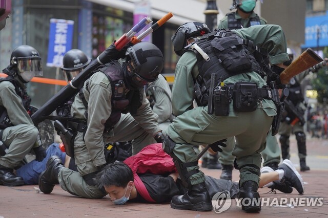 ▲ 24일 홍콩 도심 코즈웨이베이에서 중국의 '홍콩 국가보안법' 제정에 반대하는 시위 참가자가 경찰에 체포되고 있다. ⓒ연합뉴스