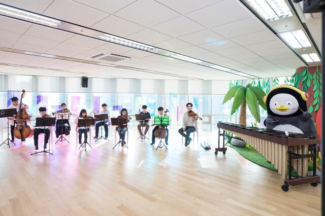 ▲ 펭수·헨리가 EBS 자이언트펭TV 통해 꿈의 오케스트라 단원과 만났다.ⓒ한국문화예술교육진흥원