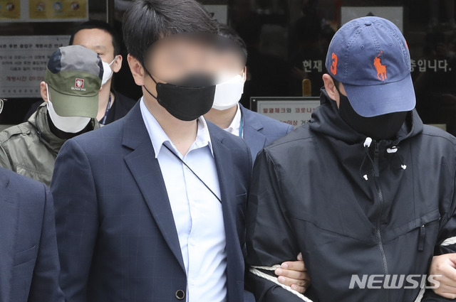 ▲ 박사방 유료회원 임모(뒤 왼쪽)씨와 장모(앞 오른쪽)씨가 25일 서울 서초구 서울중앙지법에서 구속 전 영장실질심사를 받은 뒤 나오고 있는 모습. ⓒ뉴시스