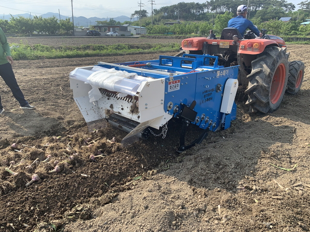 ▲ 청도군(군수 이승율)은 밭작물 주산지를 중심으로 파종과 이식 및 수확까지 작업을 일관되게 효율적으로 할 수 있는 주산지 일관기계화 장기 농기계임대사업을 실시한다.ⓒ청도군