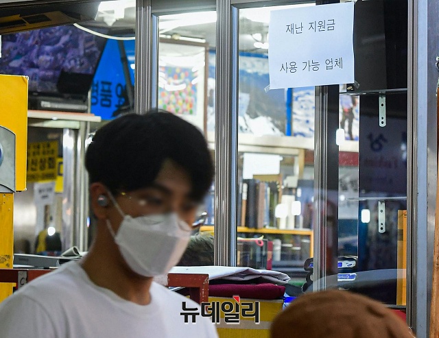 ▲ 재난지원금이 지급된 지난 18일 서울 종로구 광장시장에 시민들로 붐비고 있다.ⓒ권창회 사진기자