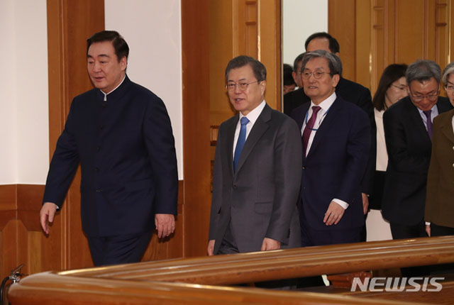 ▲ 지난 2월 신임장 제정 당시 청와대를 찾은 싱하이밍 주한 중국대사. 인민복 차림이다. ⓒ뉴시스. 무단전재 및 재배포 금지.