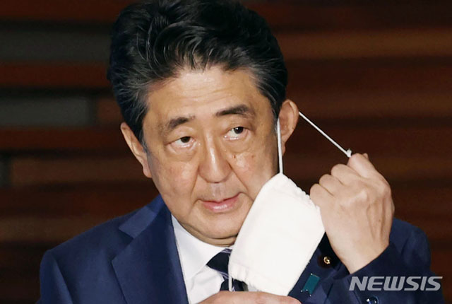 ▲ 마스크를 벗는 아베 신조 일본 총리. ⓒ뉴시스. 무단전재 및 재배포 금지.
