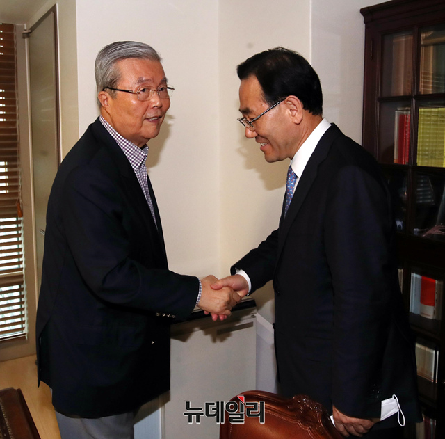 ▲ 김종인(좌) 비대위원장 체제를 두고 조경태 의원 등 일부 중진 의원들이 22일 당선자 총회 뒤에도 반대 의견을 전하며 논란이 일고 있다. ⓒ이종현 기자