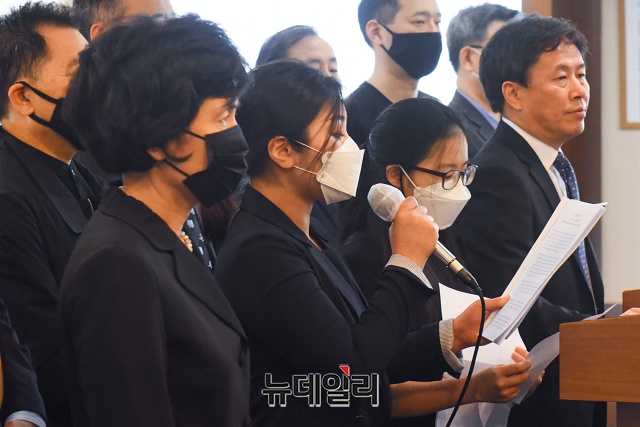 ▲ 26일 기자회견에서 한 참석자가 선관위에 보낼 공개질의서를 낭독하는 모습.ⓒ권창회 기자