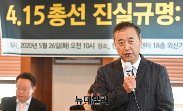 ▲ 26일 기자회견에서 발언하는 정교모 공동대표 최원목 이화여대 교수. 최 교수는 이날 총선 부정의혹 규명을 선관위에 촉구하며 '범국민 자유시민 운동'을 주창했다.ⓒ권창회 기자