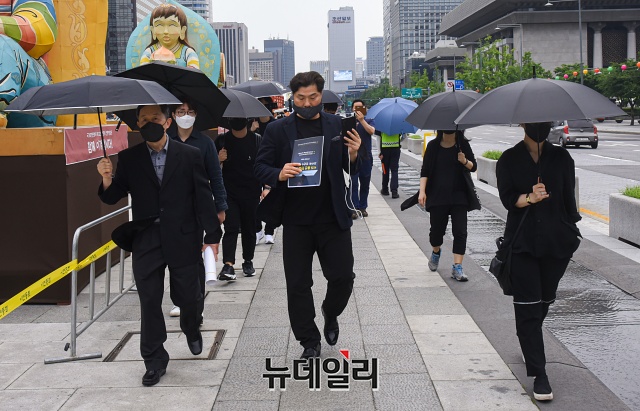 ▲ 26일 기자회견을 마친 후 우붕이들과 참석자들이 프레스센터에서 청와대까지 행진하고 있다. 이날 시위는 우한코로나로 인한 경찰의 '사회적 거리두기' 방침에 따라 집회가 불허된 상태에서 진행돼, 시위 참석자들은 구호를 외치거나 피켓을 사용하지 못했다.ⓒ권창회 기자